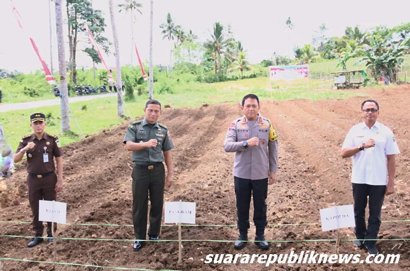 Kepolisian Daerah (Polda) Maluku kembali menunjukkan komitmennya dalam mendukung program ketahanan pangan nasional. Kapolda Maluku, Irjen Pol Drs. Eddy Sumitro Tambunan, M.Si, memimpin langsung penanaman 3000 bibit jagung di Dusun Hulung, Negeri Hitu, Kecamatan Leihitu, Kabupaten Maluku Tengah, Rabu (20/11/2024)