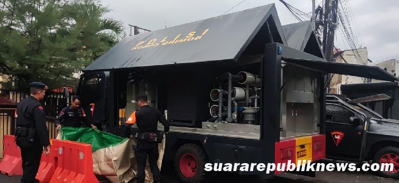 Tim SAR dari Satuan Brimob Polda Jawa Barat melakukan evakuasi korban banjir di Kecamatan Dayeuh Kolot, Kabupaten Bandung, yang dilanda bencana alam pada Minggu (24/11/2024)