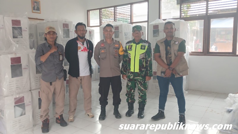 Polsek Patrol mengawal ketat pengiriman logistik Pilkada Serentak 2024 dari Gudang Logistik KPU Kabupaten Indramayu ke Gudang PPK Kecamatan Patrol pada Minggu (24/11/2024)