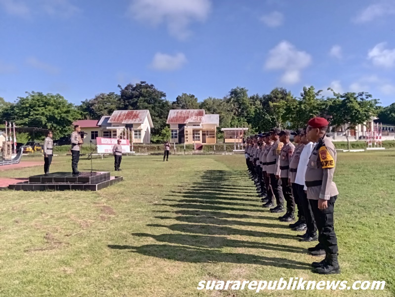 Kapolres Maluku Barat Daya (MBD) AKBP Pulung Wietono, S.I.K., memimpin apel bersama personel Kompi 4 Yon C Satuan Brimob Polda Maluku dan pasukan BKO Polres MBD dari Polda Maluku di lapangan Polres MBD, Senin (25/11/2024)
