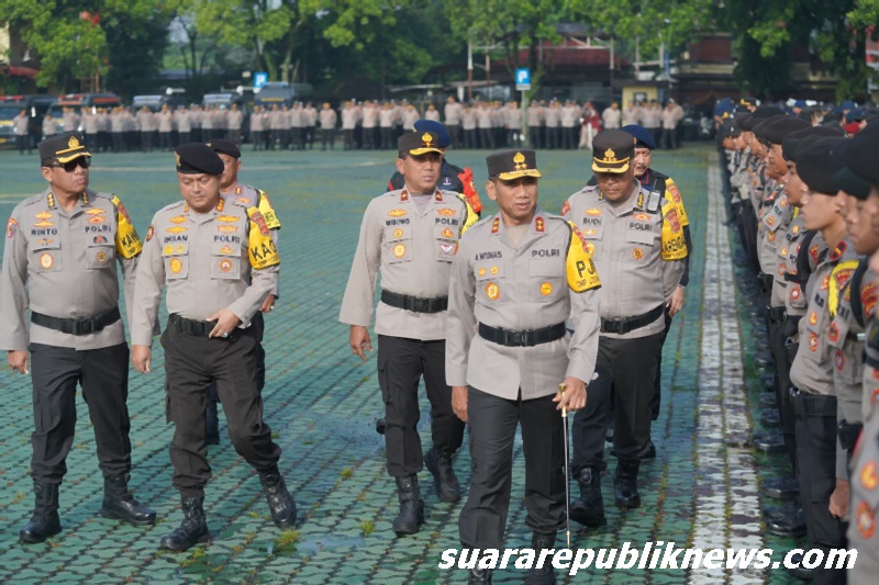 Kapolda Jawa Barat Irjen Pol Dr. Akhmad Wiyagus, S.I.K., M.Si., M.M., memimpin apel pergeseran pasukan dalam rangka pelaksanaan Operasi Mantap Praja Lodaya 2024, Senin (25/11/2024) di lapangan apel Mapolda Jabar