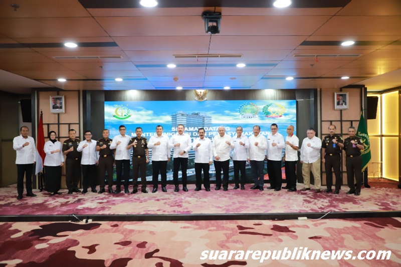 Jaksa Agung ST Burhanuddin menerima kunjungan silaturahmi dari Menteri Imigrasi dan Pemasyarakatan RI, Agus Andrianto, pada Senin (25/11/2024) di Gedung Utama Kejaksaan Agung, Jakarta