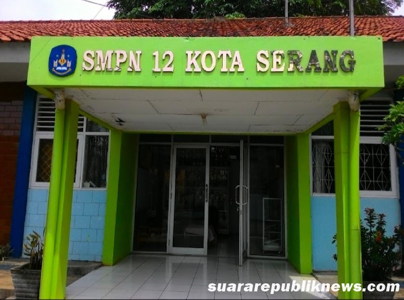 Seorang siswa kelas 8A bernama Adib Ulfiqih dikeluarkan dari sekolah hanya karena izin ke toilet saat jam belajar berlangsung