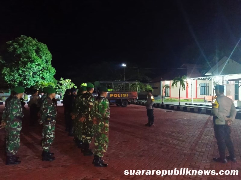 Menjelang hari pemungutan suara pada Pilkada Serentak 2024, personel TNI dan Polri di Kabupaten Buru melaksanakan patroli gabungan selama masa tenang