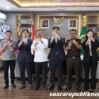 Jaksa Agung Muda Tindak Pidana Umum (JAM-Pidum) Prof. Dr. Asep Nana Mulyana menyambut kedatangan delegasi World Bank-Korea Development Institute (KDI) pada Selasa, 26 November 2024, di Gedung JAM-Pidum, Kejaksaan Agung
