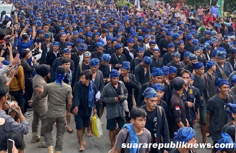 Masyarakat adat Baduy di Desa Kanekes, Kabupaten Lebak, Banten, mengajukan perpanjangan waktu pencoblosan Pilkada 2024. Permohonan ini diajukan lantaran pada hari yang sama, 27 November 2024, terdapat kegiatan adat besar yang melibatkan ratusan warga Baduy Dalam
