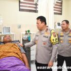 Kapolda Maluku, Irjen Pol Drs. Eddy Sumitro Tambunan, M.Si, bersama Wakapolda Maluku, Brigjen Pol Samudi, S.I.K., M.H., menunjukkan perhatian besar terhadap dua personel Polri yang mengalami kecelakaan saat menjalankan tugas mengawal logistik Pemilu