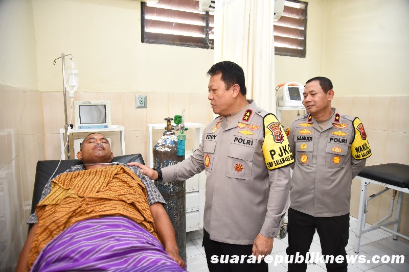 Kapolda Maluku, Irjen Pol Drs. Eddy Sumitro Tambunan, M.Si, bersama Wakapolda Maluku, Brigjen Pol Samudi, S.I.K., M.H., menunjukkan perhatian besar terhadap dua personel Polri yang mengalami kecelakaan saat menjalankan tugas mengawal logistik Pemilu