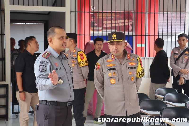 Dalam upaya memastikan kesiapan Tempat Pemungutan Suara (TPS) menjelang Pemilu 2024, Kapolres Majalengka, AKBP Indra Novianto, S.I.K., M.H., M.Si., CPHR, bersama jajaran melakukan kunjungan dan pengecekan ke Rutan Kelas IIB Majalengka pada Selasa (26/11/2024)