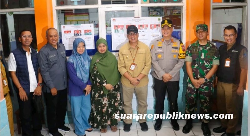 Menjelang Pilkada serentak 2024, Kapolres Cimahi AKBP Dr. Tri Suhartanto, SH., MH., M.Si., bersama Forum Koordinasi Pimpinan Daerah (Forkopimda) Kota Cimahi melakukan inspeksi ke sejumlah Tempat Pemungutan Suara (TPS) di wilayah Cimahi