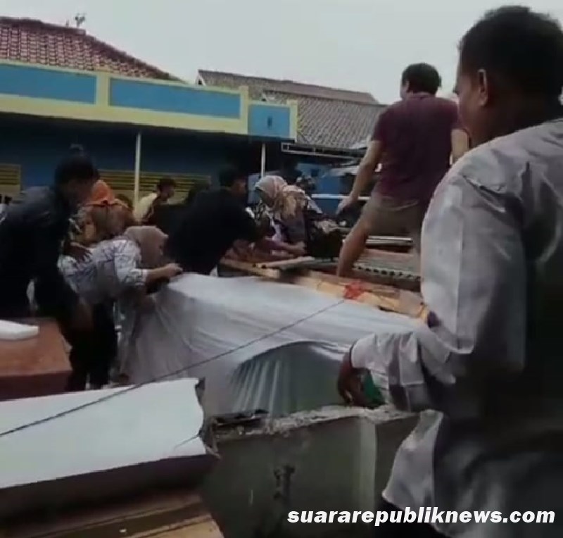 Pemilu serentak di Kota Cilegon sempat diwarnai insiden mengejutkan. Tenda di Tempat Pemungutan Suara (TPS) 21 Citangkil roboh akibat hujan deras, mengakibatkan seorang anggota Linmas terluka pada bagian kaki