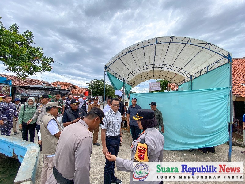 Kombes Pol Sumarni, S.I.K, S.H, M.H, bersama Penjabat Bupati Cirebon dan jajaran Forum Komunikasi Pimpinan Daerah (Forkopimda) melaksanakan monitoring di sejumlah Tempat Pemungutan Suara (TPS) pada Rabu (27/11/2024)