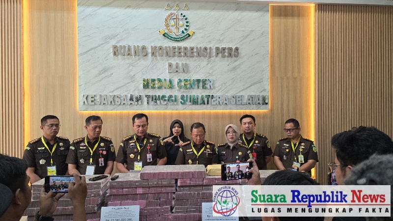 Kejaksaan Tinggi Sumatera Selatan melaksanakan Tahap II (Penyerahan Tersangka dan Barang Bukti) terkait perkara dugaan tindak pidana korupsi dalam pembangunan prasarana Light Rail Transit (LRT) di Sumatera Selatan