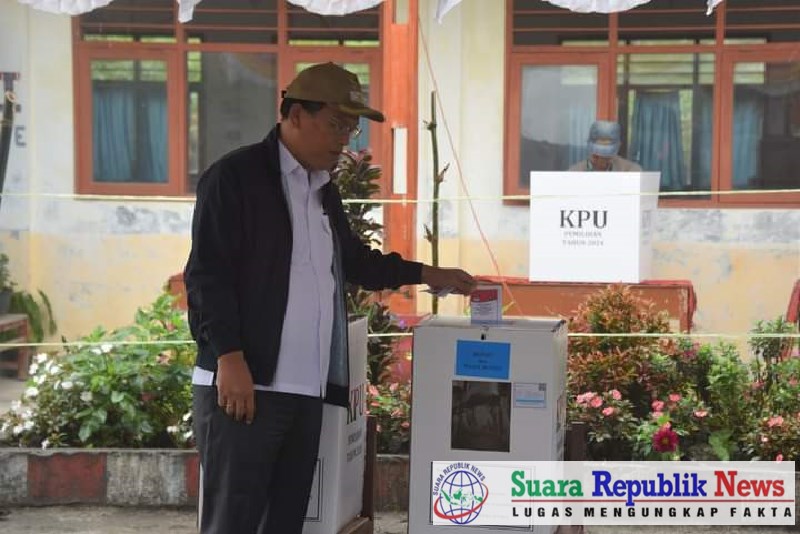 Bupati Humbang Hasundutan (Humbahas) Dosmar Banjarnahor, SE, menunjukkan komitmennya terhadap demokrasi dengan menggunakan hak pilih pada Pilkada Serentak 2024 di TPS 1 Desa Pakkat, Kecamatan Doloksanggul, Rabu (27/11/2024)