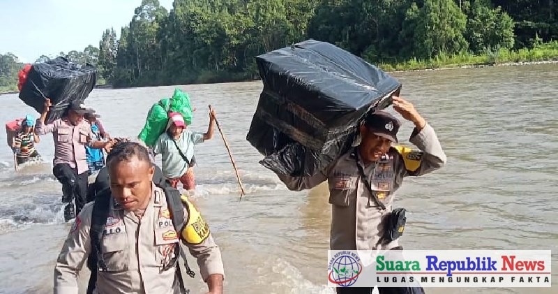 Tiga personel ini, Aipda Frangky Halatu, Aipda Marwan Iskandar Alam, dan Bripka J. Wattimury, harus menempuh perjalanan ekstrem selama tiga hari