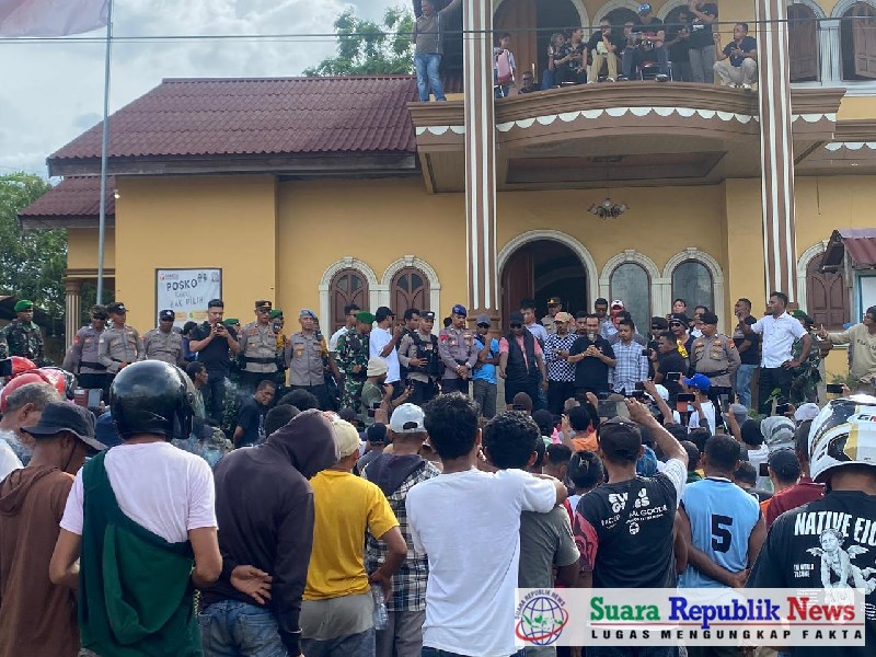 Puluhan personel gabungan TNI-Polri dikerahkan untuk mengamankan aksi unjuk rasa di depan kantor KPU dan Bawaslu Kabupaten Kepulauan Tanimbar pada Sabtu (30/11/2024)