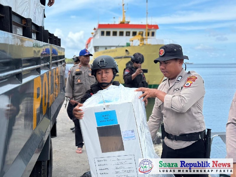 Personel gabungan dari Polres Kepulauan Tanimbar dan Brimob Kompi 3 Batalyon C Pelopor melaksanakan pengawalan dan pengamanan ketat terhadap distribusi kotak suara hasil Pilkada serentak 2024