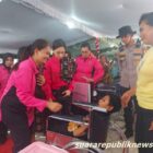 Ibu Ketua Umum Bhayangkari, Ny. Juliati Sigit Prabowo, didampingi jajaran pengurus Bhayangkari, kembali menunjukkan kepedulian kepada masyarakat dengan menggelar kegiatan bakti sosial di Kabupaten Rote Ndao, Nusa Tenggara Timur, Sabtu (9/11/2024)