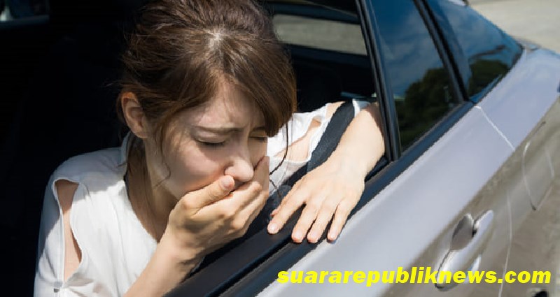 Bermain ponsel di dalam mobil yang sedang melaju sering kali menyebabkan pusing hingga mual, gejala yang mirip dengan mabuk perjalanan