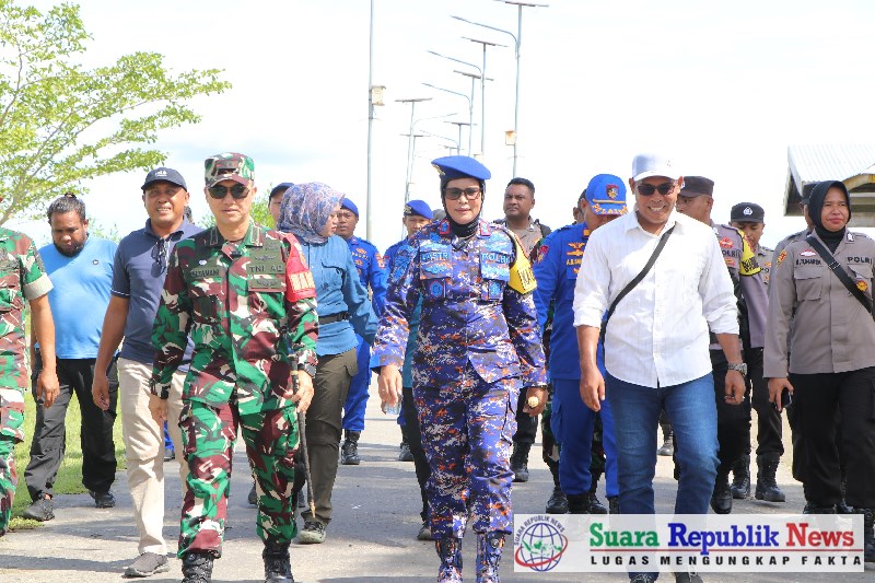 Dalam upaya memastikan proses pemilu berjalan lancar, Kapolres Buru, AKBP Sulastri Sukidjang, S.H., S.I.K., M.M., bersama Dandim 1506/Namlea, Letkol Infanteri Mohamad Tamami, S.Sos., turun langsung memantau proses perhitungan suara di tingkat Kecamatan Kayeli