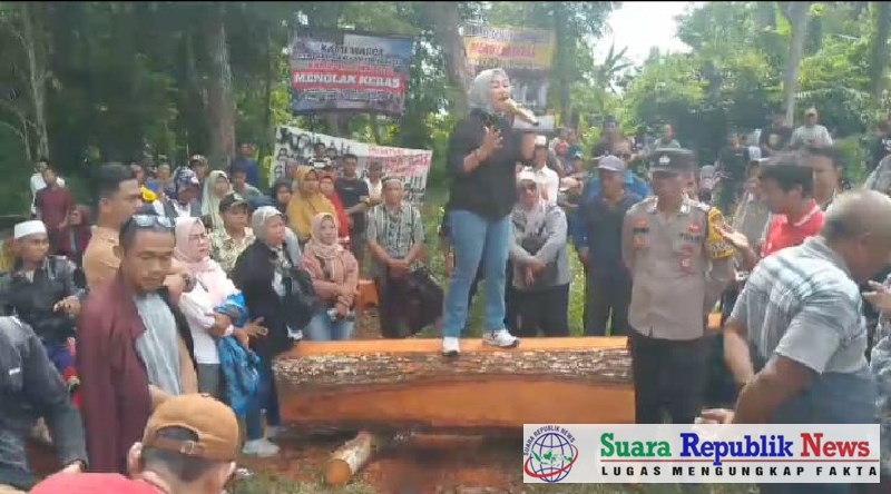 Ratusan warga dari empat desa di dua kecamatan, yakni Kecamatan Cileles dan Kecamatan Cikulur, menggelar aksi penolakan terhadap rencana pemerintah mendirikan Tempat Pembuangan Sampah Terpadu (TPST) di wilayah mereka