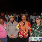 Kapolres Buru AKBP Sulastri Sukidjang S.H., S.I.K., M.M. bersama Dandim 1506 Namlea Letkol Inf. Mohamad Tamami S.Sos mengambil langkah humanis dalam membubarkan massa yang berkumpul saat rapat rekapitulasi suara di PPK Kecamatan Waelata