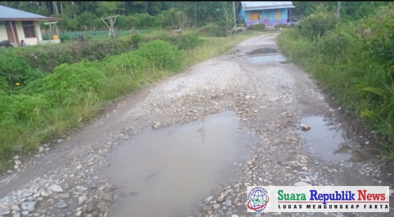Jalan utama di Desa Lumban Sialaman, Kecamatan Paranginan, Kabupaten Humbang Hasundutan (Humbahas) masih dalam kondisi memprihatinkan