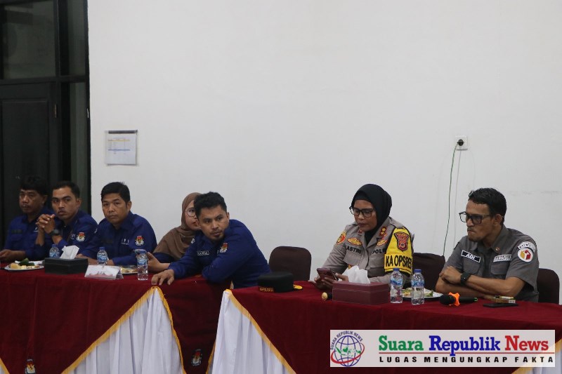 Kapolres Buru, AKBP Sulastri Sujidjang, S.H., S.I.K., M.M., menghadiri Rapat Pleno Terbuka Rekapitulasi Perhitungan Suara dan Penetapan Hasil Pemilihan Gubernur dan Wakil Gubernur serta Bupati dan Wakil Bupati tingkat Kabupaten Buru, dalam rangkaian Pilkada 2024