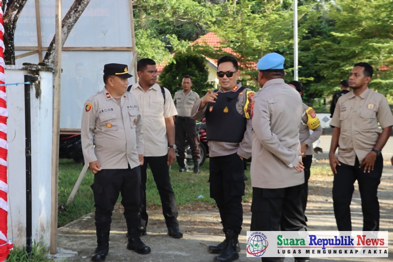 Menjelang pelaksanaan rapat pleno tingkat Kabupaten dalam rangka Pilkada serentak 2024, Kapolres Seram Bagian Barat (SBB) AKBP Dennie Andreas Dharmawan, S.I.K., melakukan monitoring langsung di Kantor Komisi Pemilihan Umum (KPU) Kabupaten Seram Bagian Barat pada Selasa (3/12/2024)