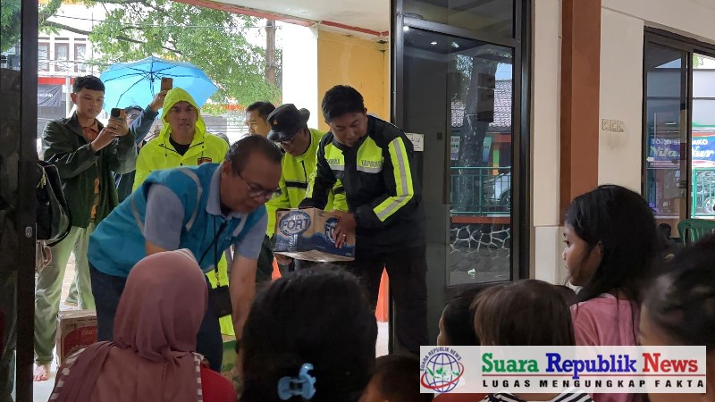 AKBP Dr. Samian, menunjukkan kepeduliannya kepada masyarakat yang terdampak bencana banjir dengan langsung menyalurkan bantuan kemanusiaan di lokasi pengungsian