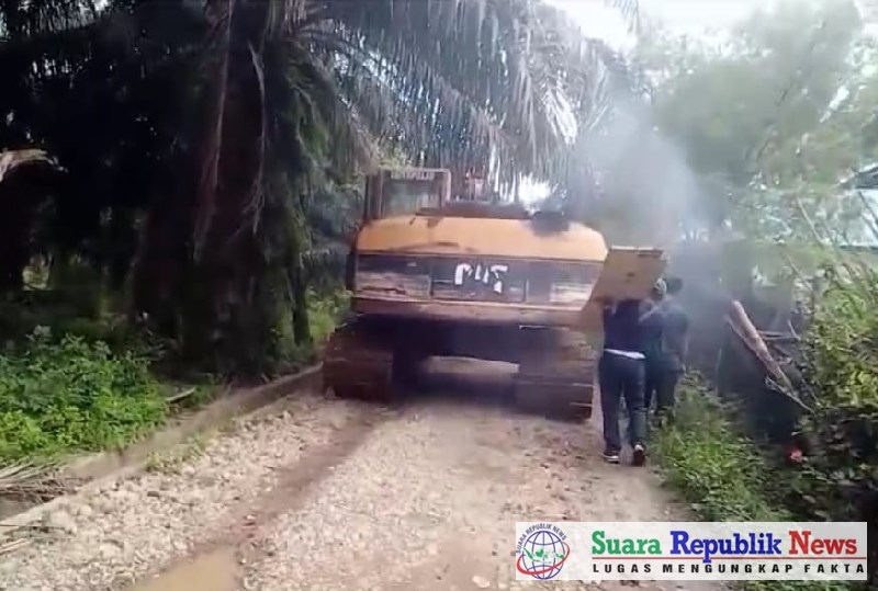 Kerusakan jalan akibat aktivitas kendaraan berat milik PT Hong Ming Industry menjadi pemicu utama ketidakpuasan warga