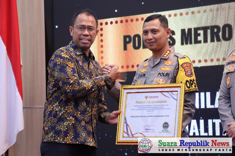 Kapolres Metro Tangerang Kota, Kombes Pol Zain Dwi Nugroho, S.H., S.I.K., M.Si., menerima langsung penghargaan tertinggi dalam penilaian kepatuhan pelayanan publik dari Ombudsman RI