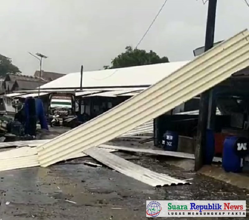 Angin puting beliung yang disertai hujan deras memporak-porandakan bangunan Tempat Pelelangan Ikan (TPI) di Binuangeun, Desa Muara, Kecamatan Wanasalam, Kabupaten Lebak, Provinsi Banten