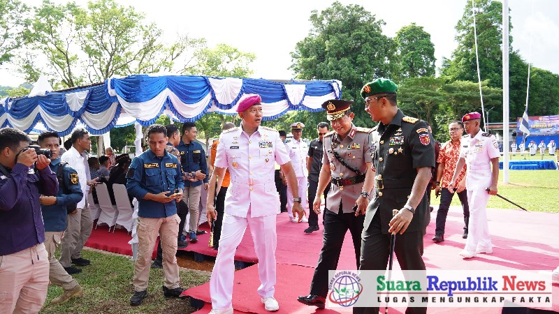 Wakil Kepala Kepolisian Daerah Maluku, Brigjen Pol Samudi, S.IK., M.H., memberikan ucapan selamat ulang tahun ke-79 untuk Armada Republik Indonesia (RI)