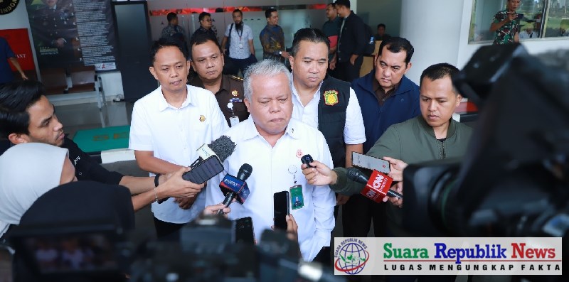 Tim Penyidik Jaksa Agung Muda Bidang Tindak Pidana Khusus (JAM PIDSUS) Kejaksaan Agung telah menjemput tersangka AA di Bandara Soekarno-Hatta, Tangerang, pada Kamis, 5 Desember 2024