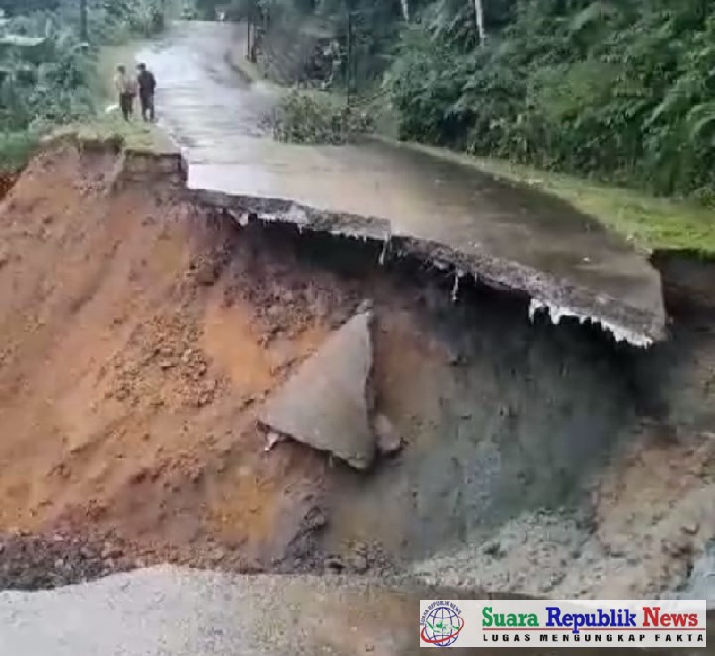 Longsoran sepanjang sekitar 100 meter memutus akses utama ke Negeri di Atas Awan, destinasi wisata terkenal di Citorek, Kabupaten Lebak