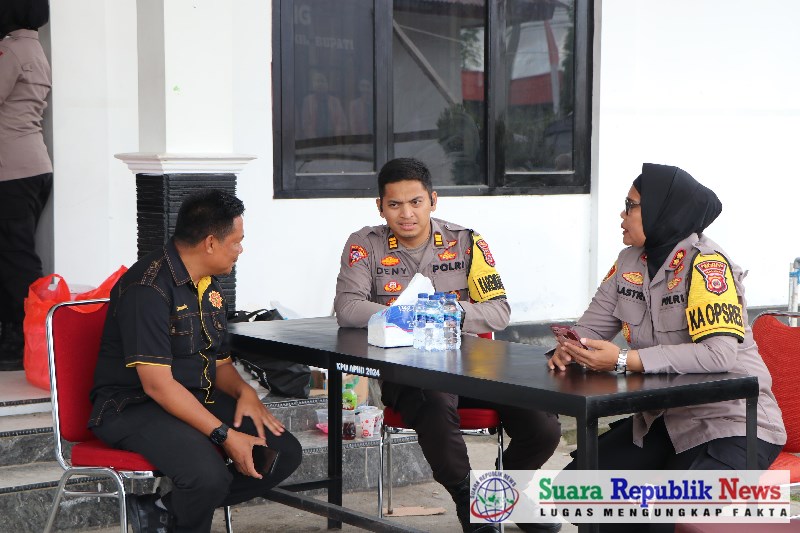 Kapolres Buru, AKBP Sulastri Sukidjang, S.H., S.I.K., M.M., melakukan peninjauan langsung pada Rapat Pleno Rekapitulasi Perhitungan Suara tingkat Kabupaten di kantor Komisi Pemilihan Umum (KPU) Kabupaten Buru, Kamis (5/12/2024)