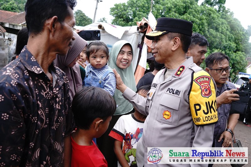 Kapolda Jawa Barat, Irjen Pol Dr. Akhmad Wiyagus, S.IK., M.Si., MM., memimpin langsung pengamanan dalam kunjungan kerja Wakil Presiden RI, Gibran Rakabuming Raka, ke lokasi bencana tanah longsor di Desa Sukamaju, Kecamatan Cikembar, Kabupaten Sukabumi, pada Jumat (6/12/2024)