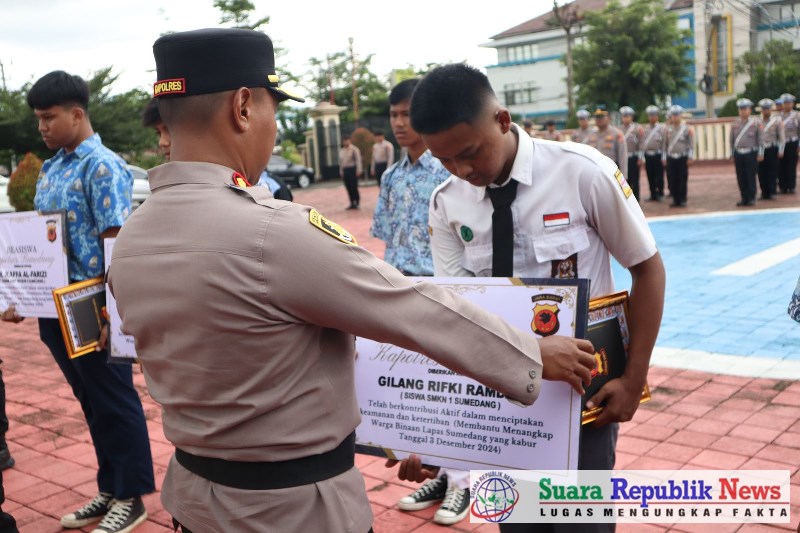 Polres Sumedang memberikan apresiasi setinggi-tingginya kepada tujuh siswa SMP dan SMK yang berhasil menggagalkan pelarian dua narapidana dari Lembaga Pemasyarakatan (Lapas) Kelas IIB Sumedang pada Selasa siang (3/12/2024)