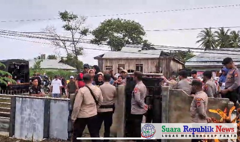 Kantor Komisi Pemilihan Umum (KPU) Kabupaten Seram Bagian Timur (SBT) menjadi sasaran aksi pengrusakan oleh massa unjuk rasa pada Jumat malam, 6 Desember 2024