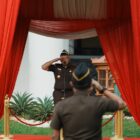 Wakil Jaksa Agung Feri Wibisono memimpin upacara peringatan Hari Anti Korupsi Sedunia (Hakordia) 2024 di Lapangan Upacara Kejaksaan Agung, Senin (9/12)
