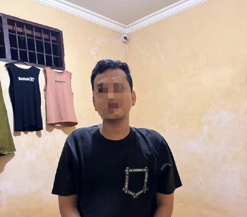 Seorang pria berusia 27 tahun berinisial MSR tega menghabisi nyawa ayah kandungnya, SR (67), di sebuah ruko di Jalan Tasan Panyi, Kelurahan Rantau Kanan, Kecamatan Tapin Utara, pada Minggu (8/12)