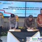 Kapolda Jawa Barat Irjen Pol. Dr. Akhmad Wiyagus, S.I.K., M.Si., M.M., bersama jajaran pejabat PT. Antam Tbk menandatangani Pedoman Kerja Teknis (PKT) terkait pengamanan Objek Vital Nasional Tambang Emas Pongkor, Senin (9/12/2024)