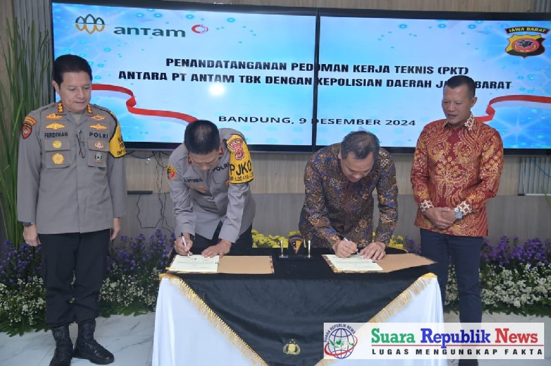 Kapolda Jawa Barat Irjen Pol. Dr. Akhmad Wiyagus, S.I.K., M.Si., M.M., bersama jajaran pejabat PT. Antam Tbk menandatangani Pedoman Kerja Teknis (PKT) terkait pengamanan Objek Vital Nasional Tambang Emas Pongkor, Senin (9/12/2024)