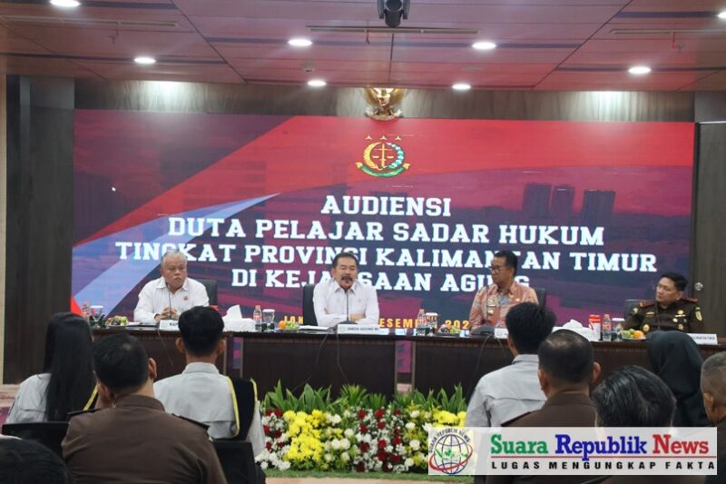 Jaksa Agung Republik Indonesia, ST Burhanuddin, menerima kunjungan Duta Pelajar Sadar Hukum Tingkat Provinsi Kalimantan Timur Tahun 2024 pada Kamis, 12 Desember 2024, di Gedung Utama Kejaksaan Agung, Jakarta