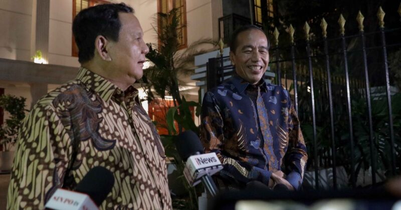 Presiden ke-7 Republik Indonesia, Joko Widodo (Jokowi), bertemu Presiden Republik Indonesia, Prabowo Subianto, di kediaman pribadi Prabowo di Jalan Kertanegara IV, Jakarta Selatan