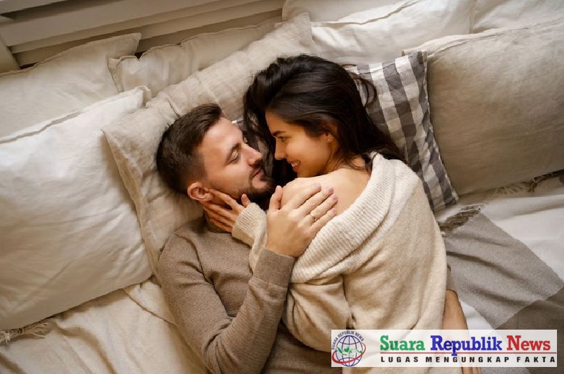 Seiring bertambahnya usia, perubahan hormon memengaruhi kehidupan seksual, baik pria maupun wanita